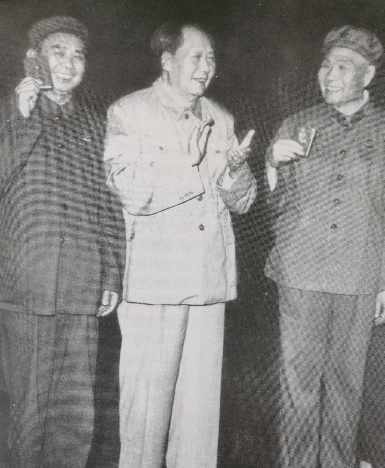 毛主席一边是海军司令员萧劲光大将，另一位是谁？很多人可能不认识，他是开国中将谭甫