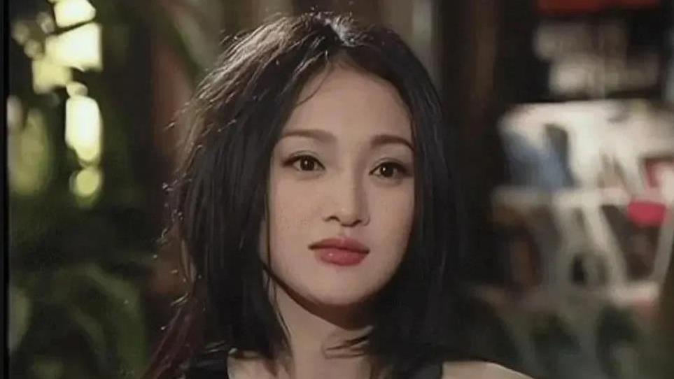 周迅回顾早年旧照，忍不住赞叹美丽！灵动的她如今依然不遑多让