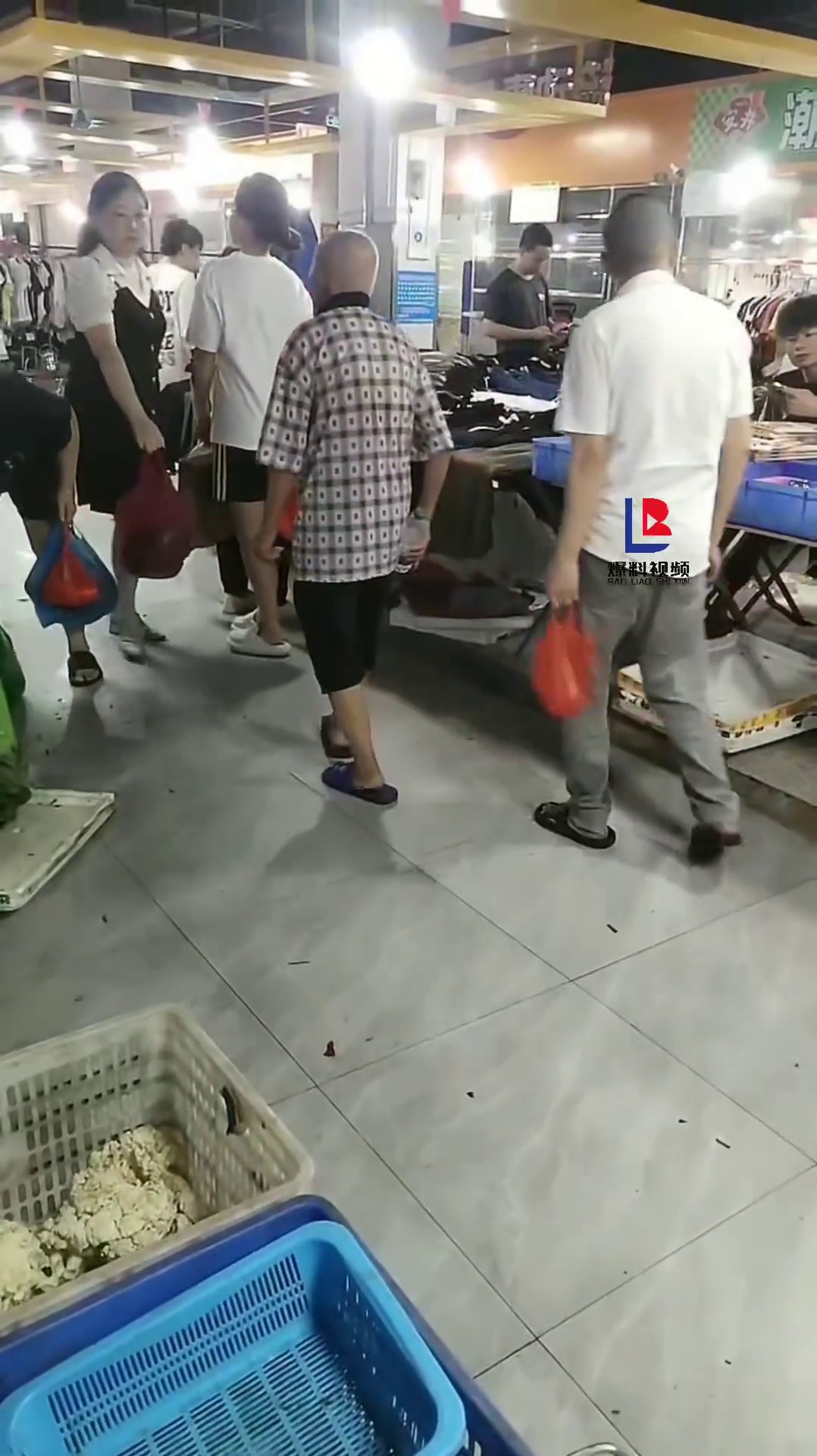 老人在菜市场多次故意用胳膊刮蹭多名女性胸部！