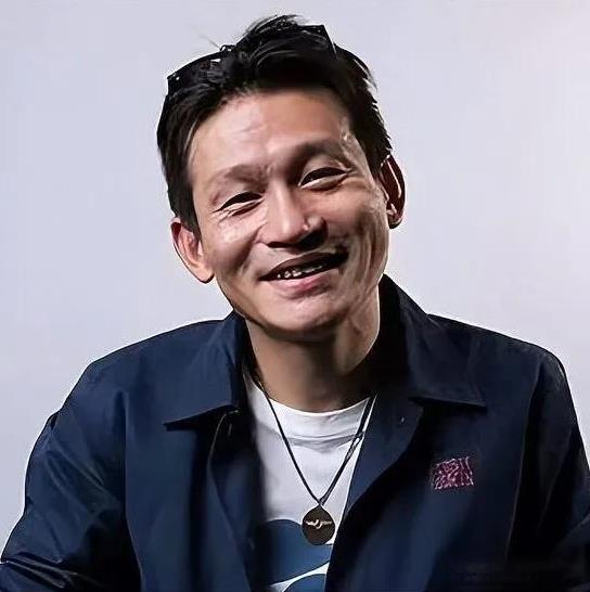 我被《沉默的荣耀》里余皑磊扮演的谷正文彻底征服了！
就看这张照片吧，虽然他在笑，