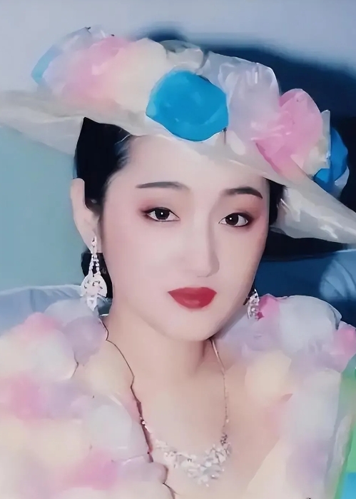 杨钰莹1971年生人，今年54岁，20岁成名，是华语乐坛继邓丽君之后又一个甜歌皇