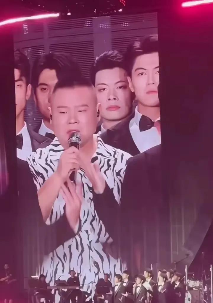 一个长的可笑的人，放着自己的相声不说，偏偏开起了演唱会，唱着毫不着调的歌曲，现场