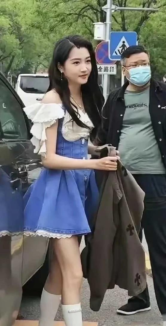 关晓彤怎么就没有了女性魅力，这一字肩洛丽塔类型的裙子穿起来，真是漂亮，鹿晗还是有