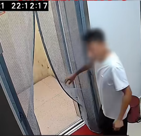 “真是个机灵鬼！”山东一小区内，某住户因为怕蚊子坐电梯，就给电梯门口装上了一幅防