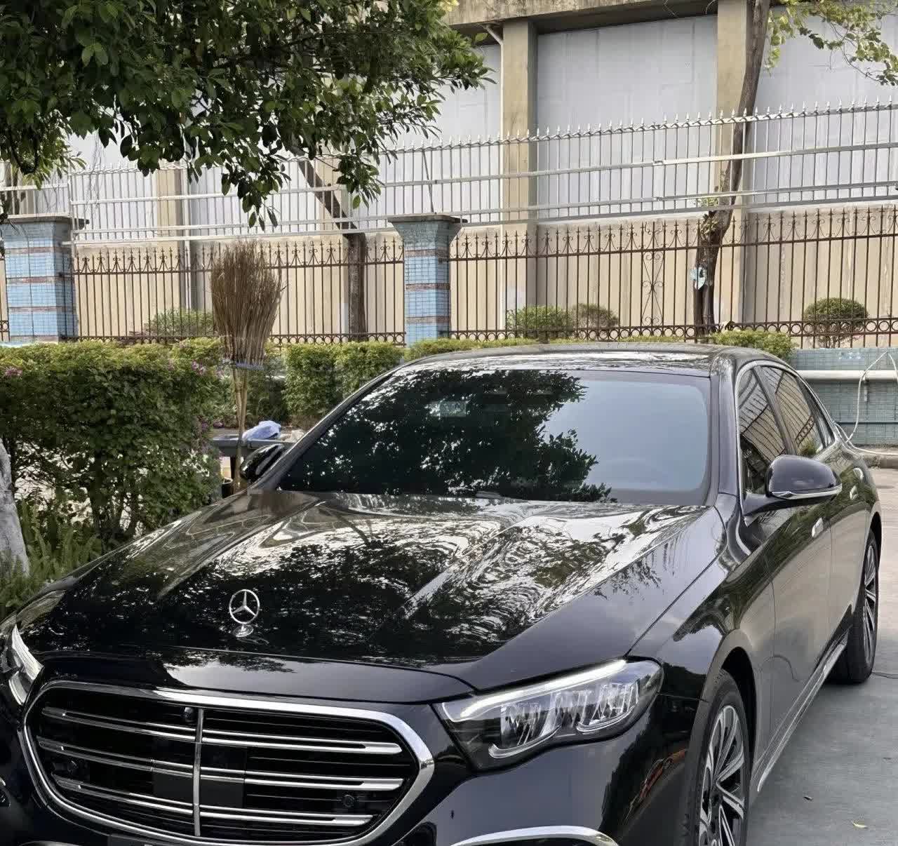 试驾奥迪A6和奔驰E300后，我悟了。
 
上周陪朋友去试车，奥迪A6和奔驰