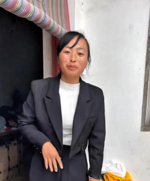 2021年，河南的朱大哥在修拖拉机时被砸身亡。谁知，他妻子不堪重负离家出走。弟媳