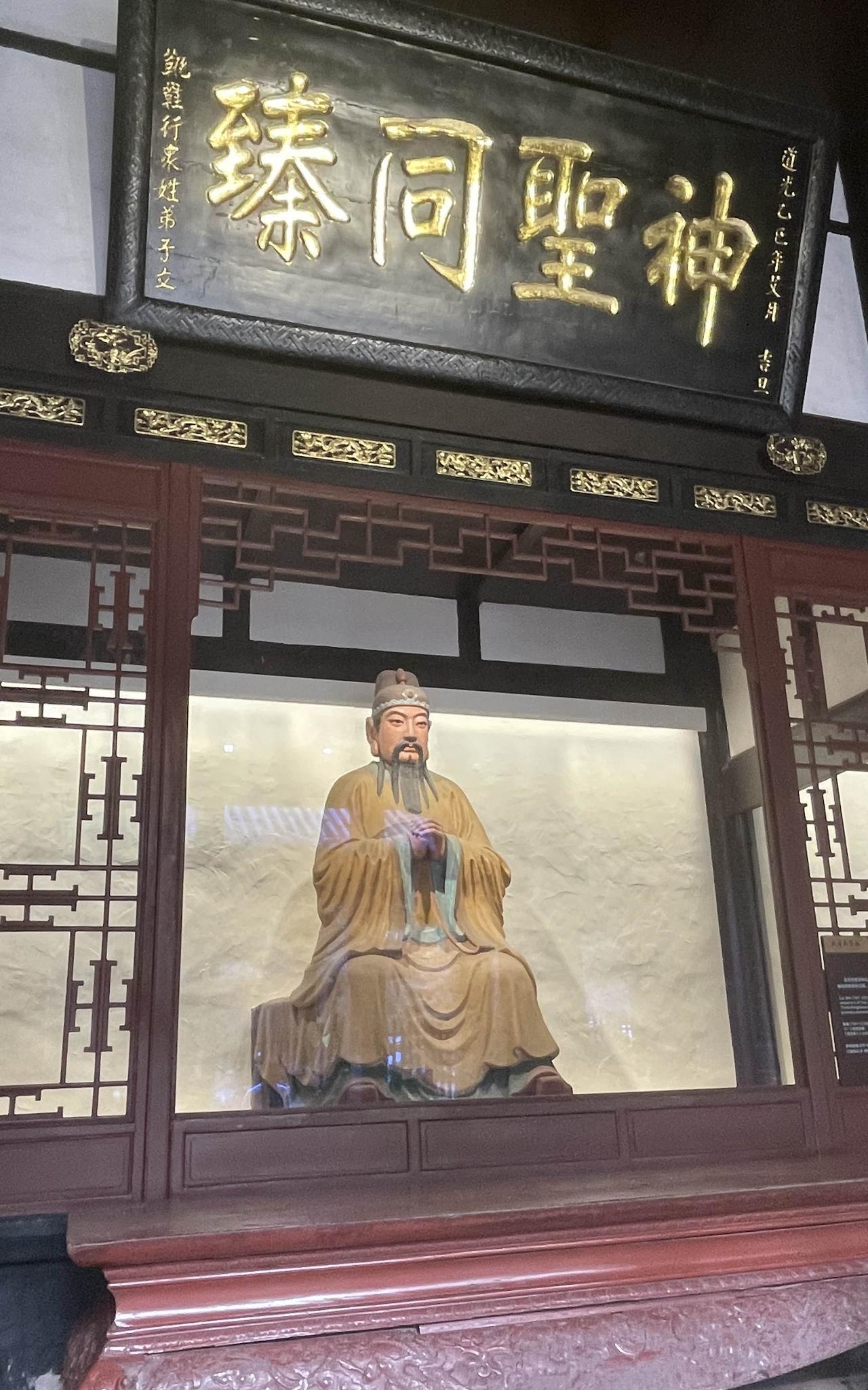 完全是在颠倒是非，混淆黑白，愚弄民众！
因为，佛学的这座山和科学的这座山从来都不