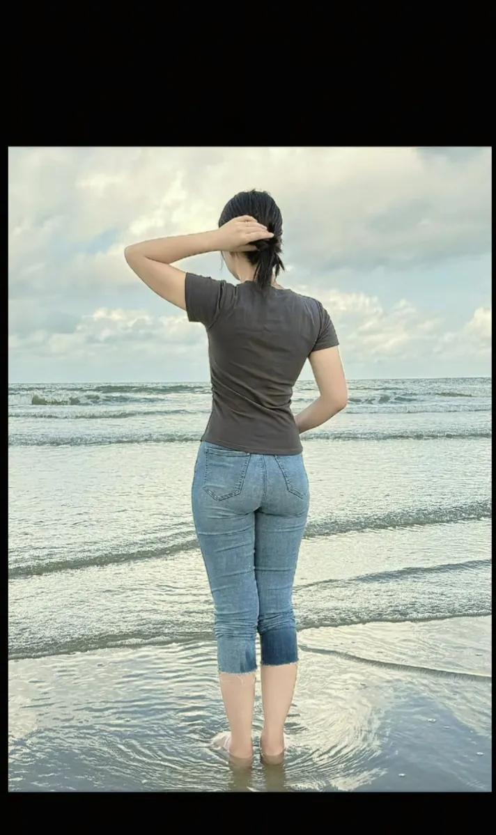 天际间，水漫漫，遥望远方山水翠，婀娜多姿背影魅。