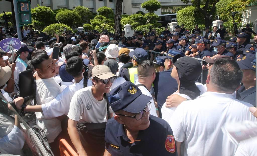 黄国昌率支持者与警方爆冲突，喊“莱尔校长出来面对”
台湾民众党前主席柯文哲涉京华