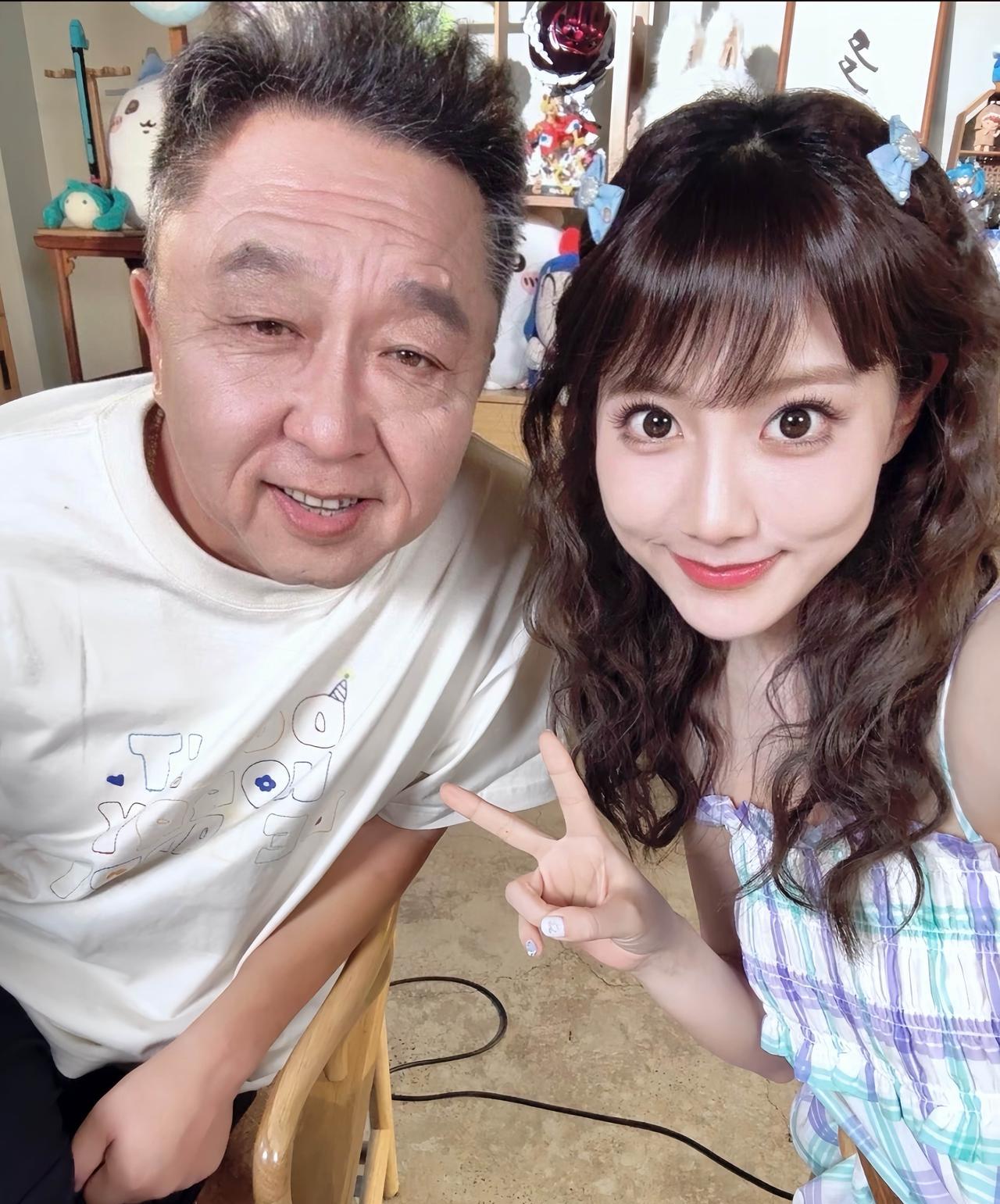 8月1日，李艺彤晒和于谦合影，“谦大爷”两鬓斑白，笑的是那么的和蔼可亲。
李艺彤