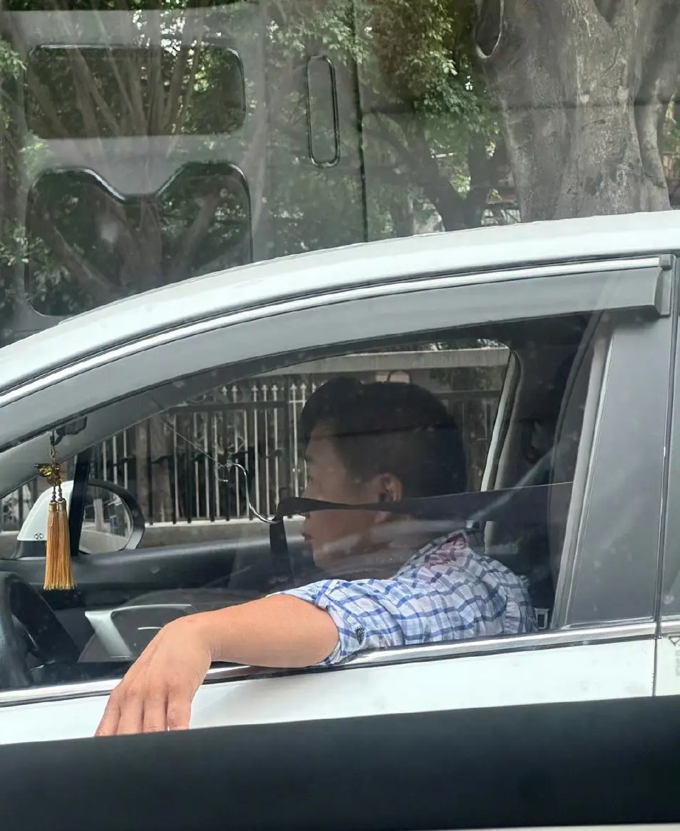离谱，第一次见人这么戴安全带的…