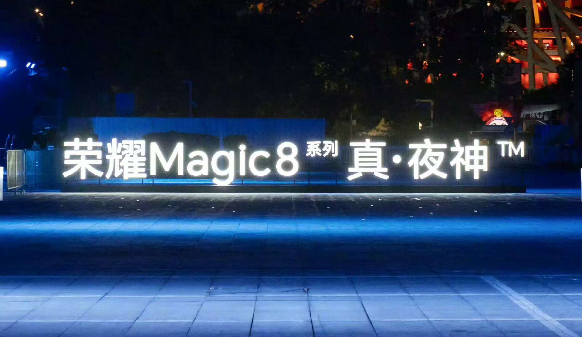 刚看完友商发布会，只不过我全程看下来的印象就是全程碰瓷小米，比跑分，比夜景。其实