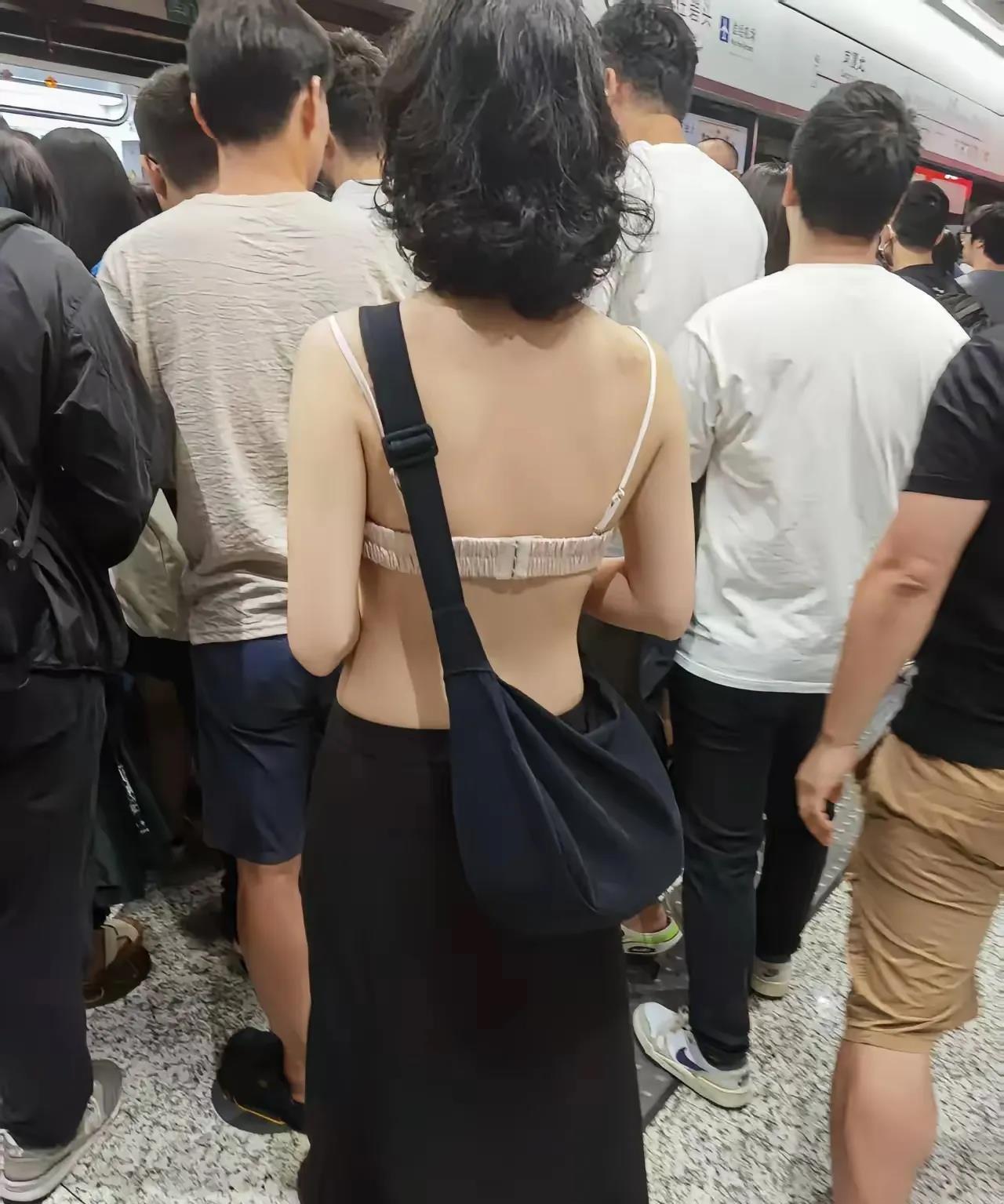 深圳地铁的一幕，是不是太前卫了