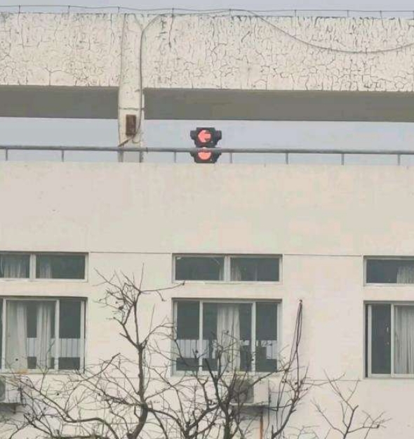 这是我们学校实验楼的楼顶，对，你没看错，上面放了个红绿灯
