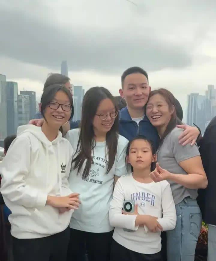 二妹从认亲宴会到现在的和妈妈一起表情。
可以确定网友们的三观正确的。
网友们