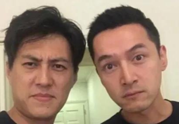 2014年，胡歌在上海开了个餐厅，好友靳东前去捧场，吃的第一顿消费2800元，结