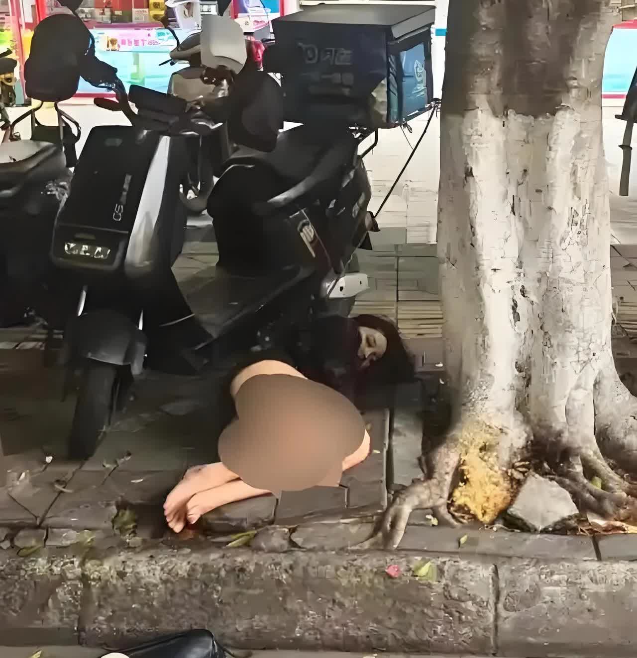 在网上刷到一张照片，莫名让人心生好奇与怜悯。照片里的女子，单从容貌看应是清秀佳人