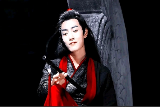 肖战当时就是个不知名的小演员，拿很少酬金的小演员，不小心演了个大角色！

龙丹妮