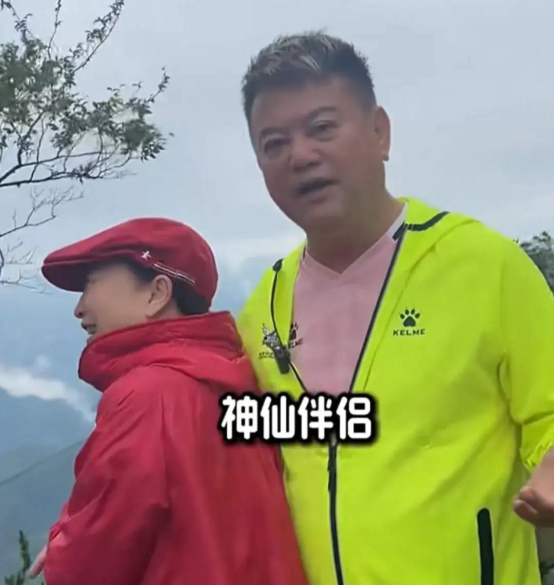 近日，74岁的陈百祥带着69岁的黄杏秀（秀姑）现身四川巴中光雾山燕子岭，作为香港