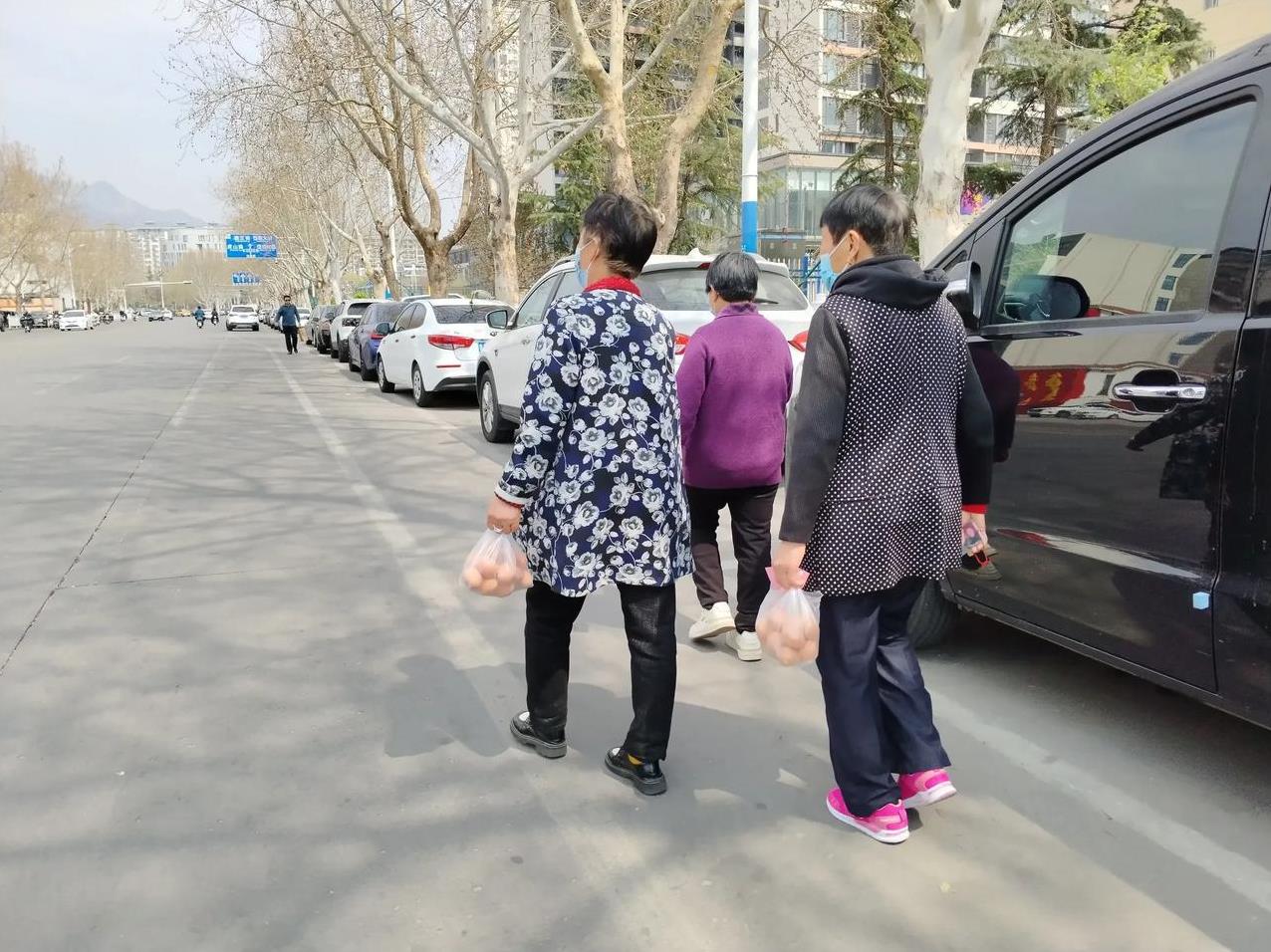 十块钱买八十个鸡蛋，你信吗？
    这件如此离谱的事我一开始也是不信的，哪个商