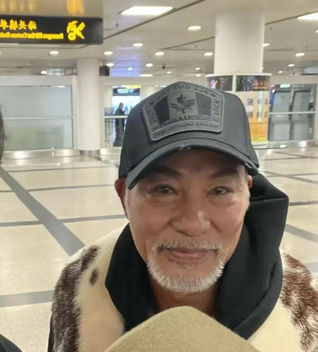 这个香港男演员大家都很熟悉吧，时光飞逝如电，70岁的他看起来老了。
这个人演过很
