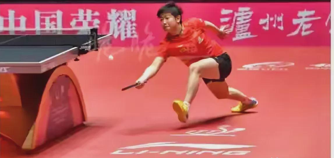 小丽接球的姿势如何？这便是实力体现。各位伙伴个个技艺超群，这个动作若用四个字概括