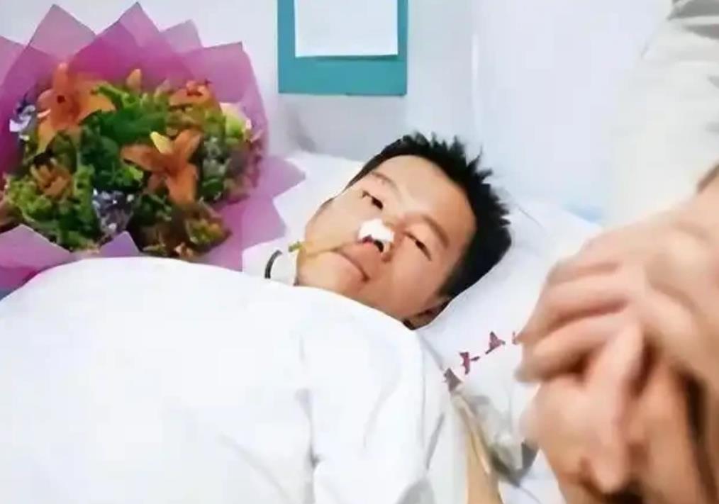 2003年，一名珠海23岁保安冒死就下正被歹徒抢包的女教师，谁知两年后，他竟然从