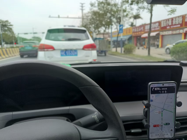 黑屏全车断电，打不着火
早上车机黑屏全车断电，打了几次才打着火，黑屏开到公司，过