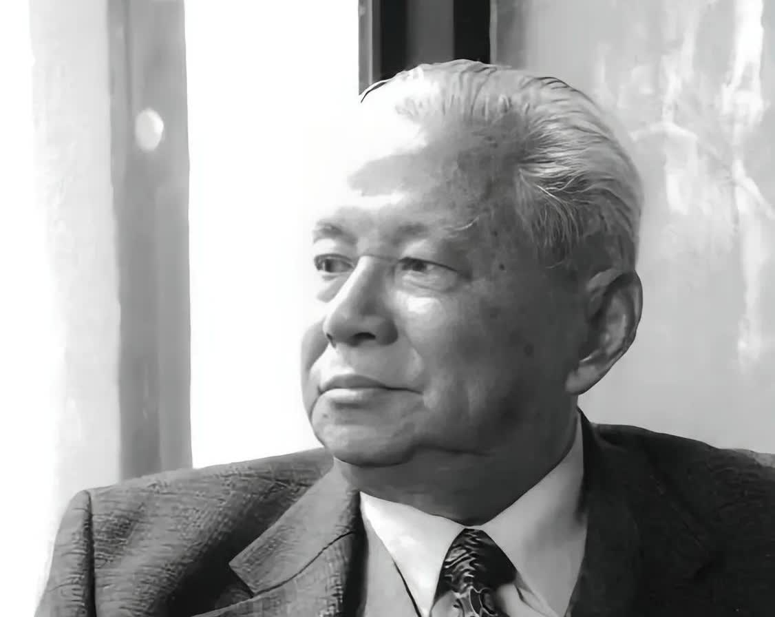 洪君彦的三位妻子分别是：
一、章含之：洪君彦的原配夫人。她是著名民主人士章士钊