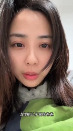 听到这样一位母亲的故事，不禁让人深入思考：在父母分开之后，孩子究竟该跟谁生活？这