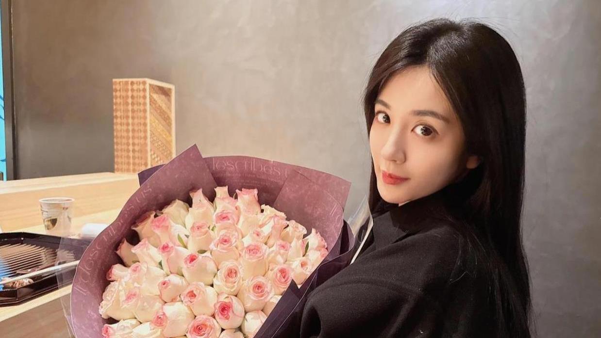 俞灏明与女友共度女神节，王晓晨捧52朵玫瑰，秀手上戒指好事将近