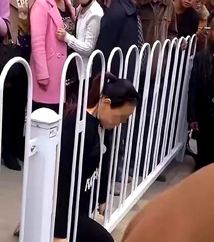 这新闻看得我一愣一愣的。大街上，光天化日，朗朗乾坤，一个孕妇，头卡护栏里，憋死了