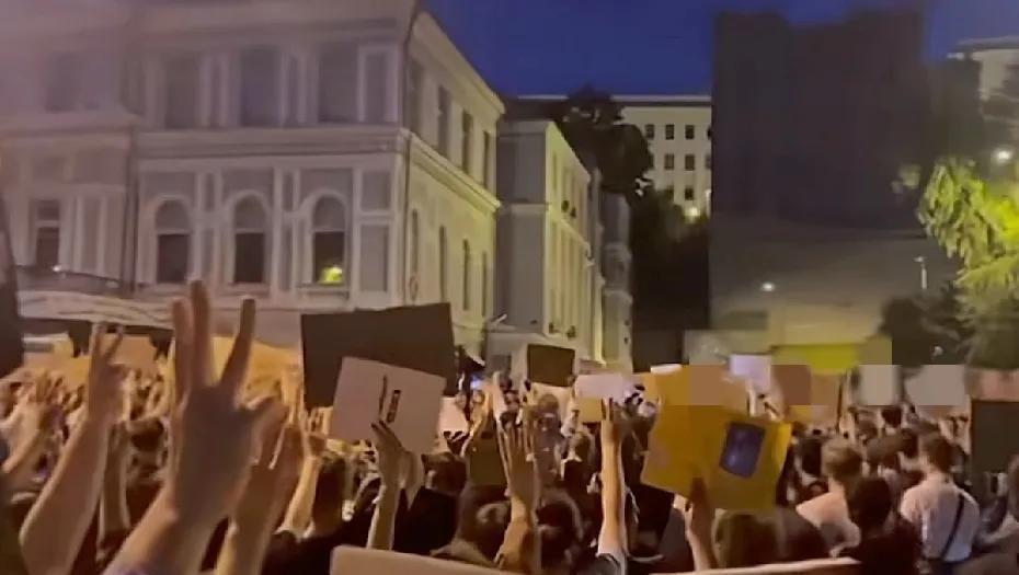 泽连斯基一个操作把乌克兰人民给气疯了，乌克兰现在最需要的就是钱，而钱最需要的就是