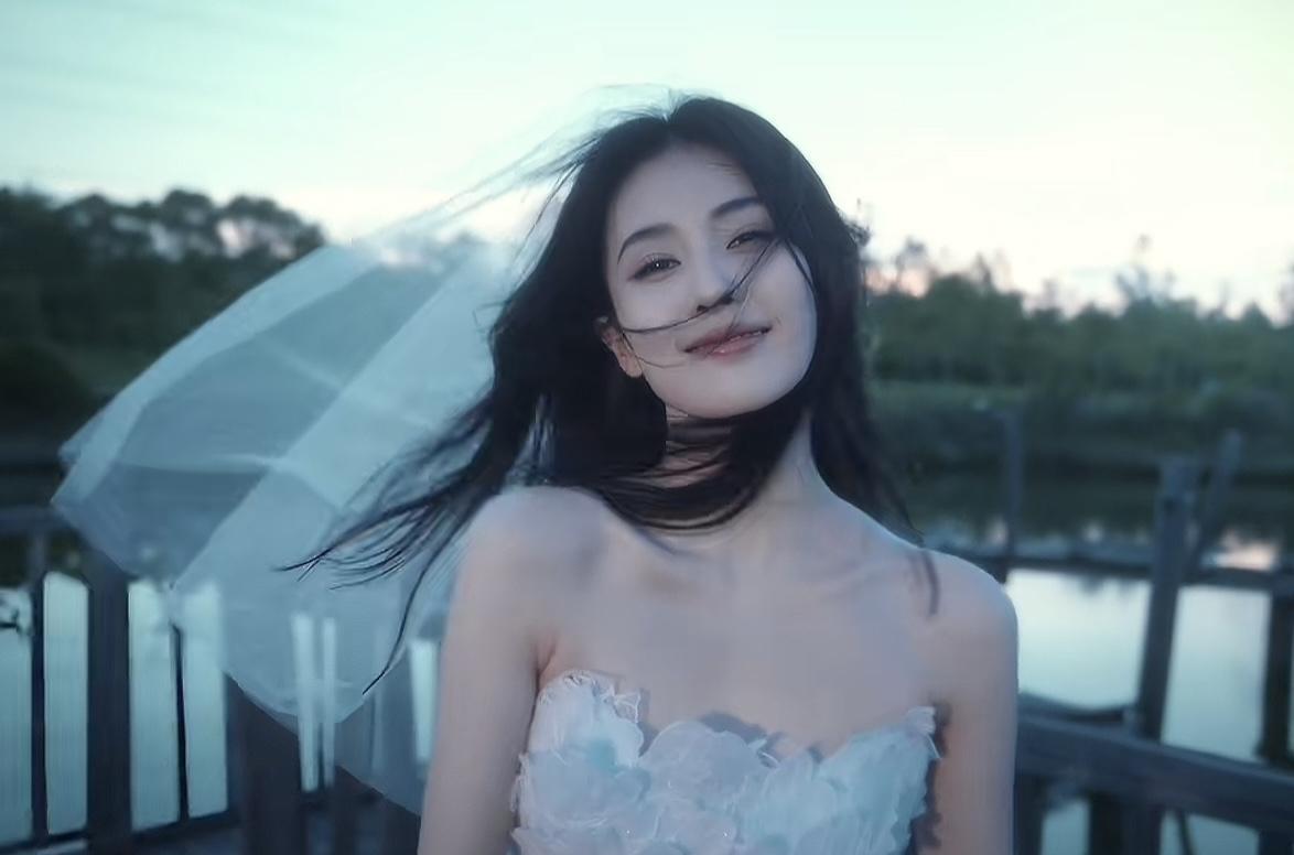 白鹿穿婚纱为《临江仙传》造势，梦幻联动引期待
视频里，白鹿身着洁白华丽婚纱，优雅