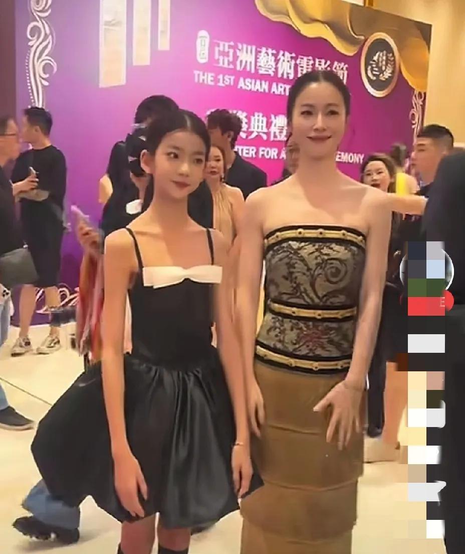 都说这是江一燕的女儿，应该不是，是戏里合作的小演员。
高高大大的男子是她老公。