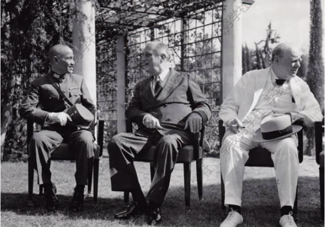 1943年，蒋介石参加开罗会议，与美国总统罗斯福、英国首相丘吉尔等合影。