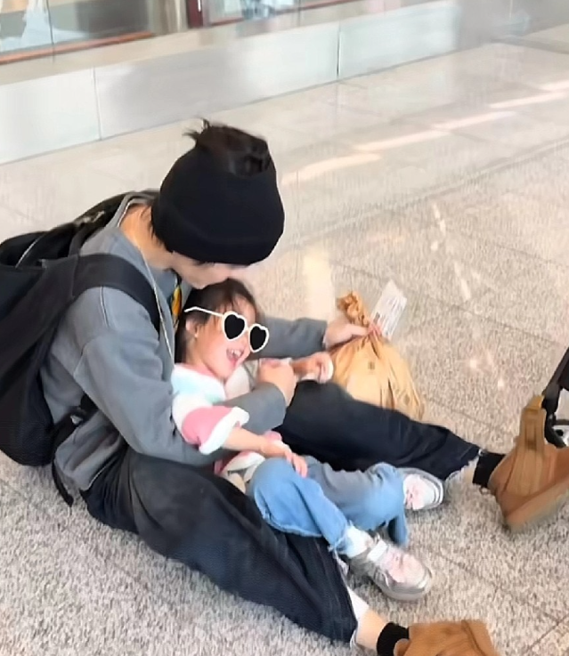 向左跟女儿机场照，其实向左不像网络上说的不靠谱，他一直很好，不圆滑，真实的做自己