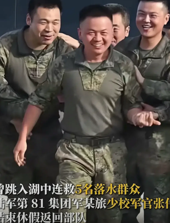 救人英雄张伟归队了！
他说他现在还有一些后遗症，比如还是拉肚子，可能是湖水的问题