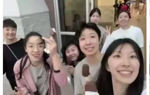 都是大美女，中国女排在美国站比赛全胜后在助理教练杨昊的带领下彻底放松了一回，吃着