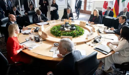 美国和盟友不断挑衅，赖清德当局也跟着上蹿下跳。
美国公然删除不支持台独的表述，7