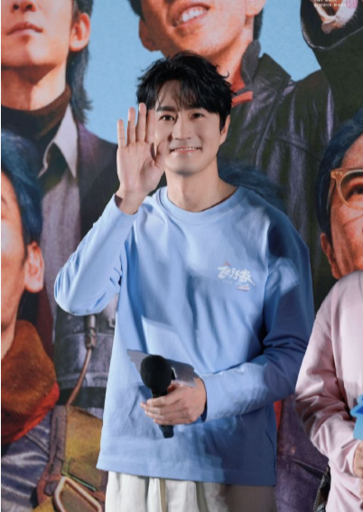 穿着清爽的婴儿蓝西装，看起来确实年轻又干净。不过一开口，那温润又有质感的声音，立