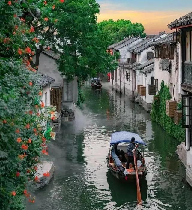 #你如何看待“苏超”独特的城市氛围#
“苏超”独特的城市氛围，是烟火气与文化底蕴