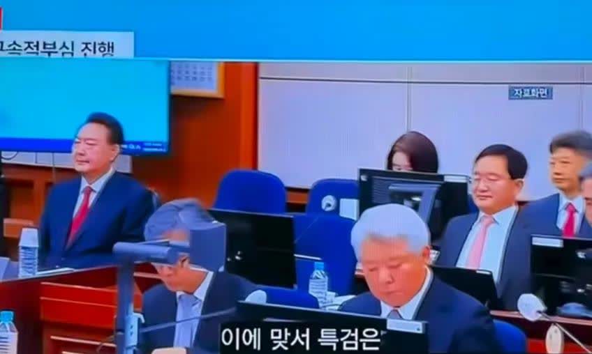 尹锡悦不想待在拘留所，他说，自己有糖尿病，要回家养病。但是之前拘留所对尹锡悦进行
