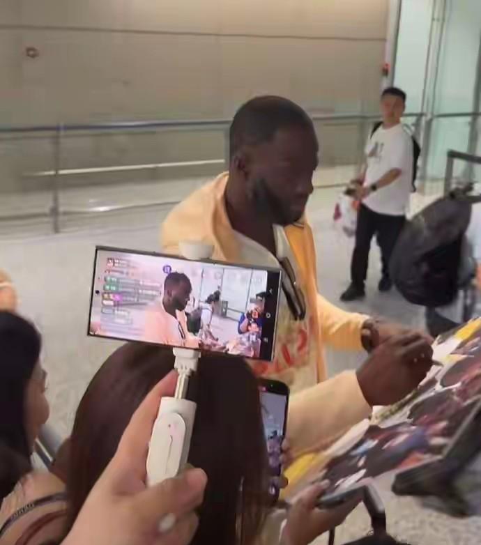 追梦格林也开启中国行？
感觉什么球星都往中国来！
中国的钱好赚吗？
记得好多次看