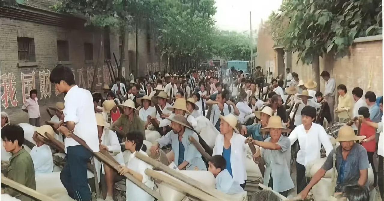 1983年，河南农村，农民们正在粮站门口排队交公粮，大家大部分都推着板车，车上用