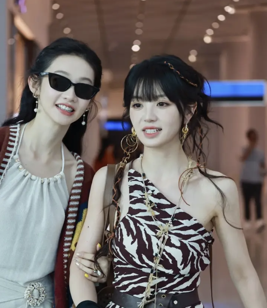 田曦薇结束土耳其综艺之旅，现身机场风采依旧