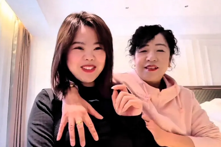 苦茶丹丹香[彩虹]《娘俩组团》动作惊人搏眼球！
大媛和火玫瑰不愧是开原第一母女！