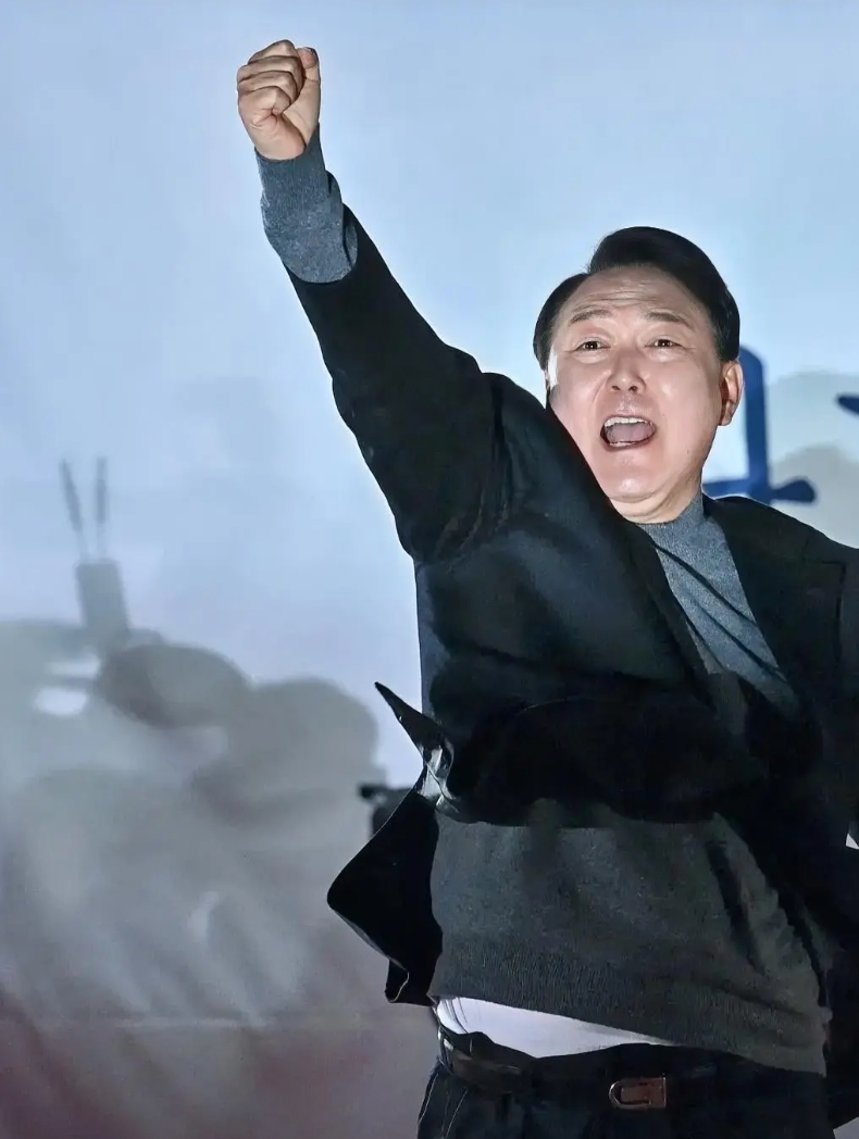 #尹锡悦#一年多短暂的执政生涯，至少有五个不靠谱。
1、对美国不靠谱。奴颜媚骨，