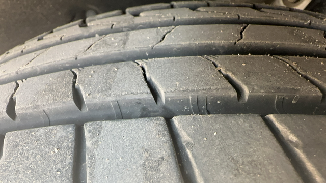 各位检查下自己轮胎吧，后轮磨到警告线了
冠军版110，原厂玲珑胎，提车时候就发现