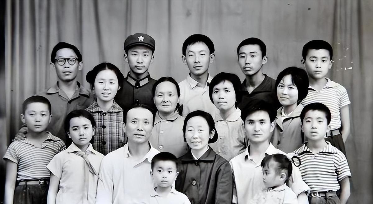 1966年，一对干部夫妻被带走，临走前把6个孩子托付给47岁的保姆高玉清，10年